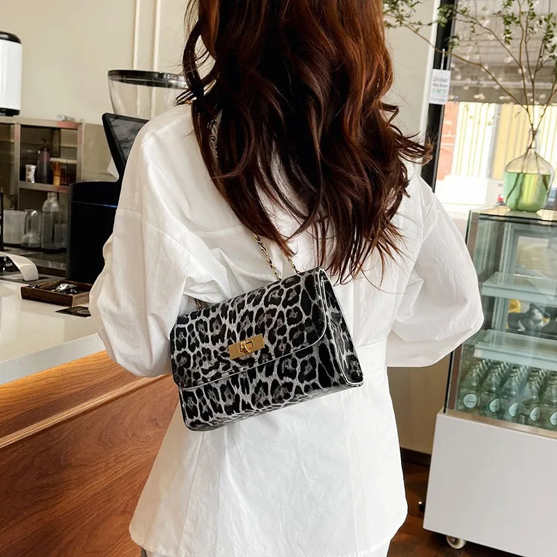 2025 Shoulder bag personalized winter leopard print small square bag 2025 new simple fashion niche design trendy crossbody bag