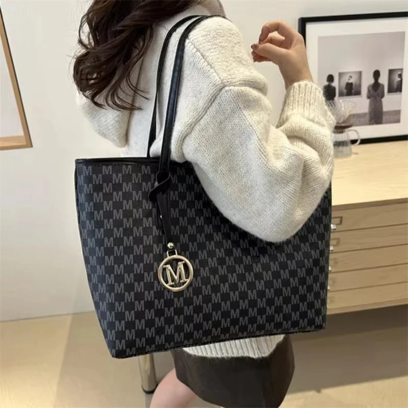 Versatile Large Capacity Shoulder Bag with Letter Print Fashion Luxury Brand Clutch Retro Trend Tote Bag for Commuters